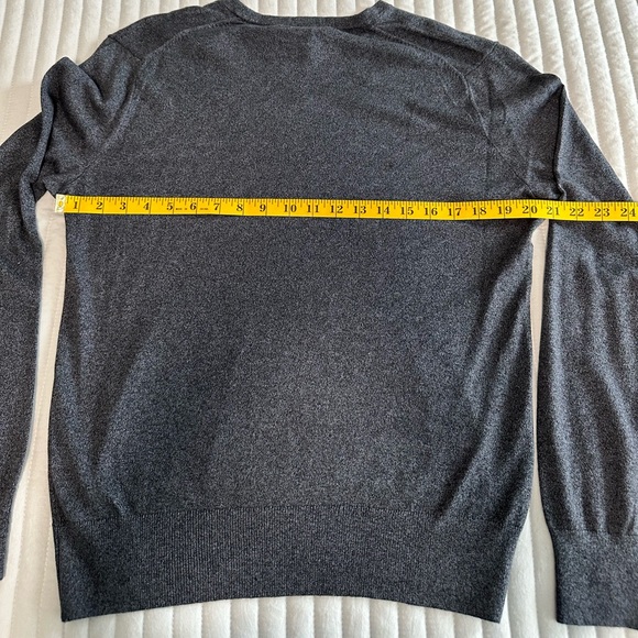 Banana Republic Men’s Grey Lux V-neck sz S - Picture 5 of 6